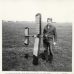 Herbert Wohlmuth und Werner Meding im Alter von 14 Jahren mit einem selbst konstruierten Freiflugmodell