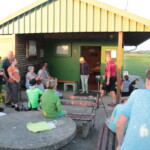 Musikdarbietung vor der Hütte