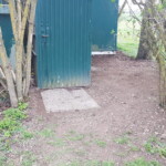 Gestrüp und Unkraut bei den Containern entfernen